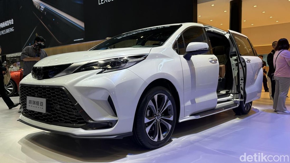 MPV Hybrid Mewah Harga Mengejutkan