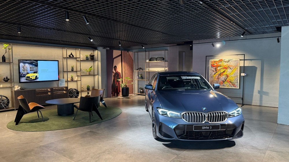BMW Astra Hadirkan Seni di Showroom