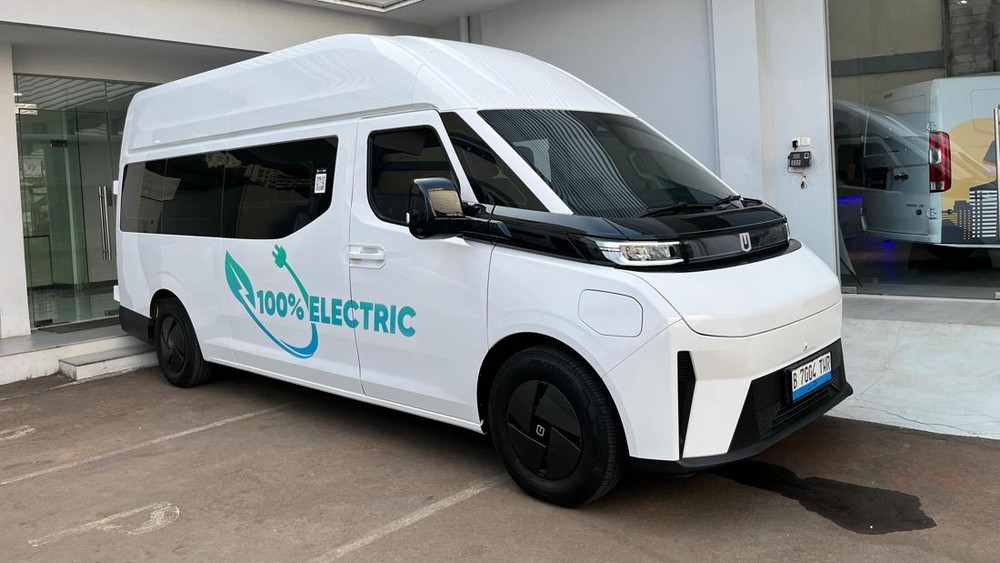 Supervan Listrik Bikin HiAce Panik