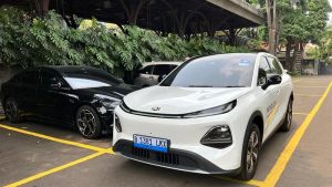 Parkir Paralel Mobil Listrik Aman Berhari Hari