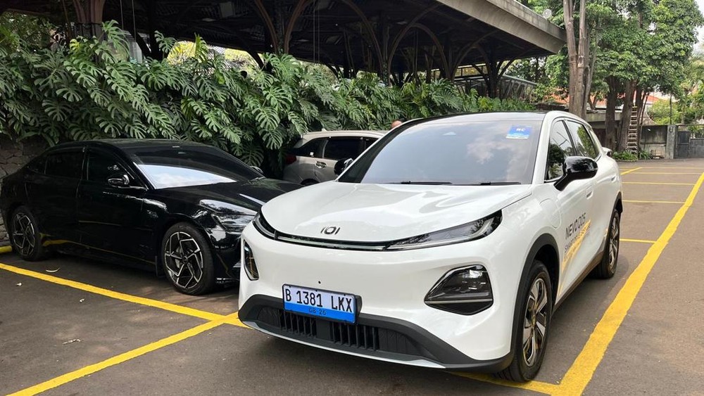 Parkir Paralel Mobil Listrik Aman Berhari Hari