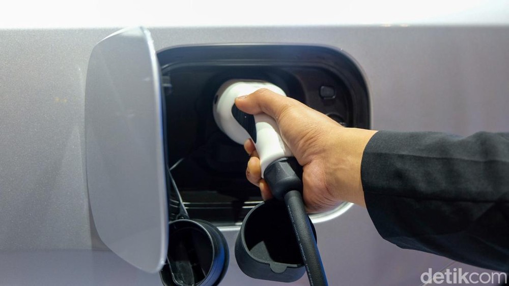Mobil Listrik Kalahkan Hybrid Harga