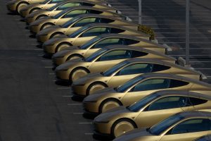 Tesla Emas Tanpa Setir Mengaspal