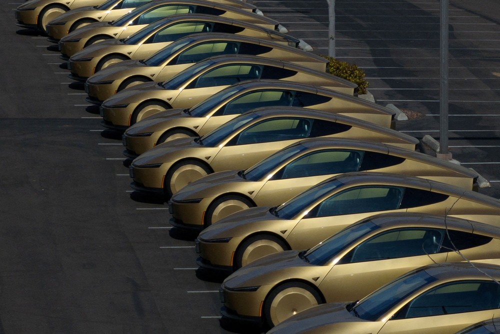 Tesla Emas Tanpa Setir Mengaspal