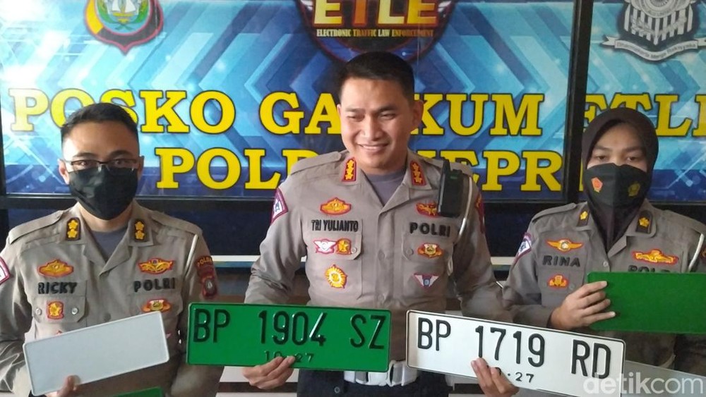Terungkap Makna Plat Hijau