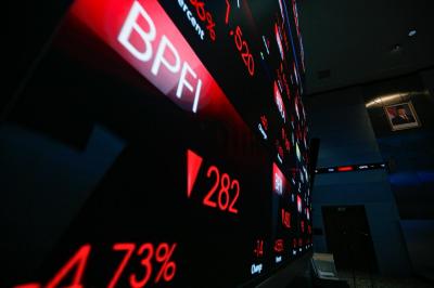 IHSG Merah Transaksi Fantastis