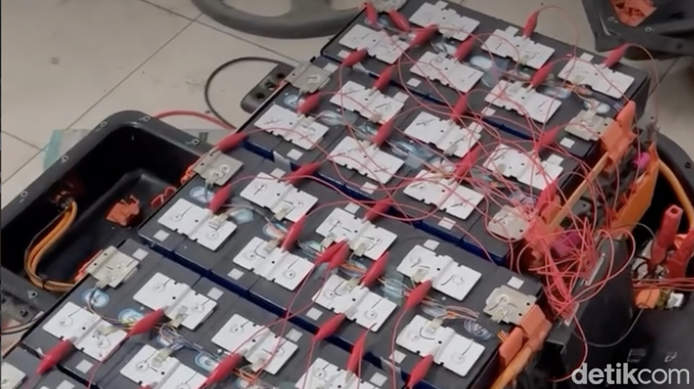 Solusi Hemat Servis Baterai Mobil Listrik