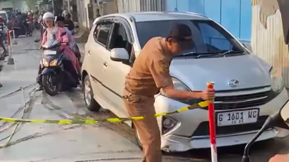 Aksi Nekat ASN Terobos Jalan Cor Basah