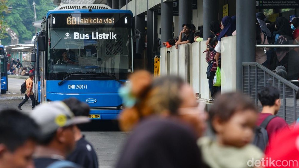 Pejabat Eropa Naik Bus Bisa Jadi Contoh