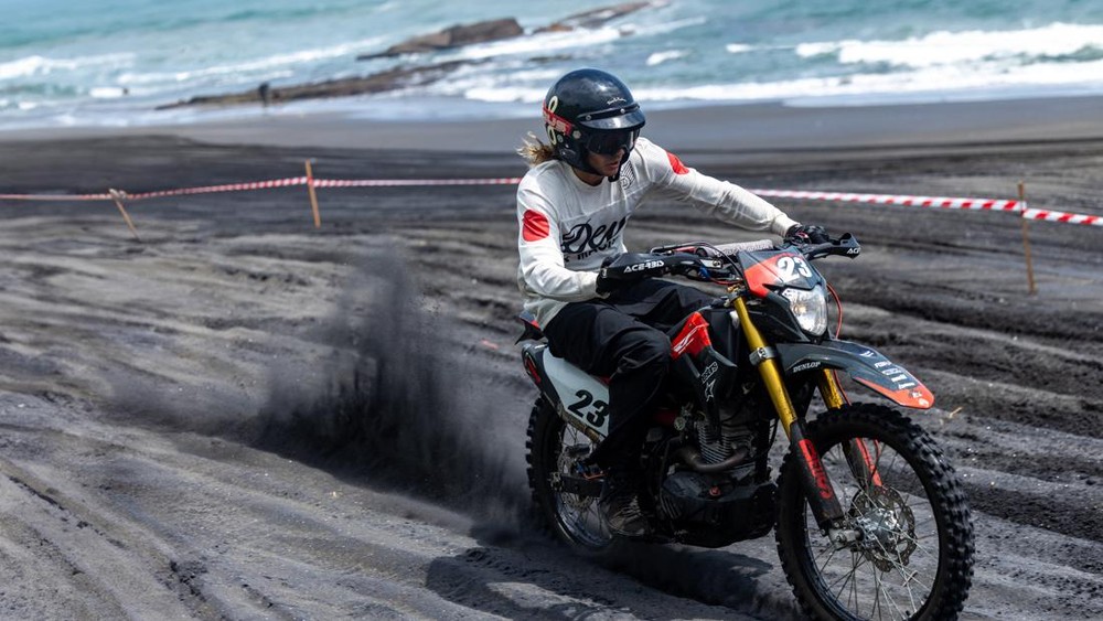 Aksi Balap Motor di Pasir Bali