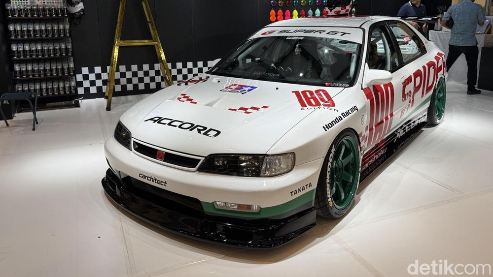 Transformasi Honda Accord Tua Jadi Mobil Balap
