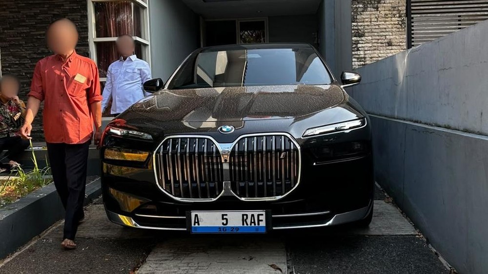 Misteri Mobil Mewah di Garasi Suami Fadia Arafiq