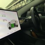Tren Layar Raksasa Mobil Listrik Terancam