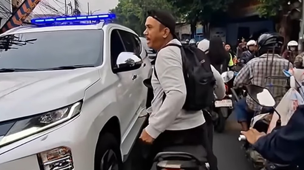 Drama Ambulans Terhalang Konvoi Pejabat Viral