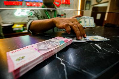 Rupiah Terancam Tembus Rp18000 per Dolar AS