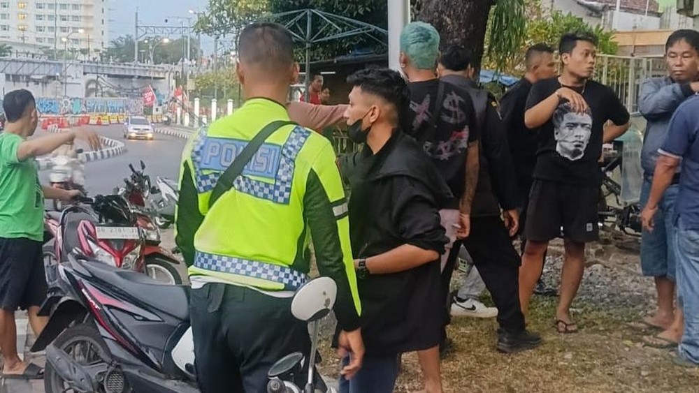 Nekat Lawan Arus Remaja BMW Tabrak Kakek